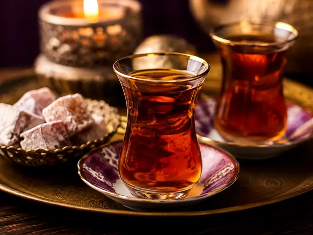 İnce belli bardakta çay ve lokum — Emin Sinan, Masaj Salonun