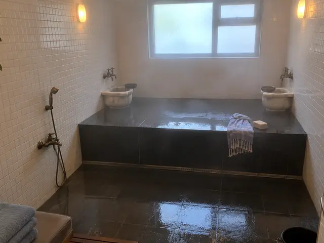 Beyaz mozaikli, kurnalı hamam bölümü — Emin Sinan, Masaj Salonun